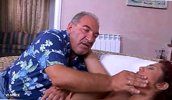 Порно Рыжие: Слюни ебля в пизду и анал, при всем при этом малышке нравится такое обращение ну еще бы она ведь не первый год в порно индустрии