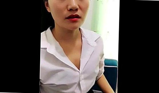 Порно: Жопастая сучка начала ласкать свои прелести